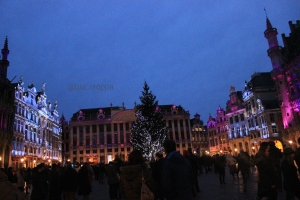 Todas as noites, na praça central, ocorre um show de luzes e música 